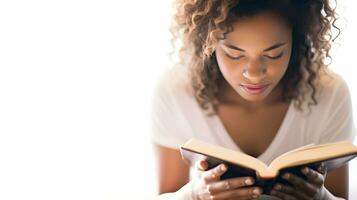 mignonne enfant fille en train de lire Bible livre. culte à maison. ai généré photo