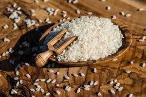 riz à sushi sur bois d'olivier