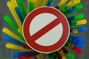 L'Europe interdit les pailles et la vaisselle en plastique à cause des microplastiques