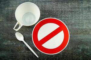 L'Europe interdit les pailles et la vaisselle en plastique à cause des microplastiques photo