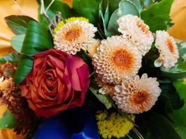 bouquet de mariée avec différentes fleurs photo