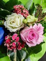 bouquet de mariée avec différentes fleurs photo