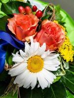 bouquet de mariée avec différentes fleurs photo