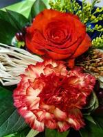 bouquet de mariée avec différentes fleurs photo