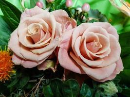 bouquet de mariée avec différentes fleurs photo