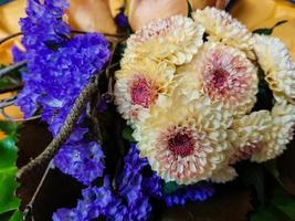 bouquet de mariée avec différentes fleurs photo