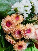 bouquet de mariée avec différentes fleurs photo