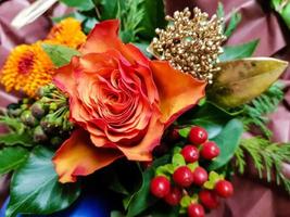 bouquet de mariée avec différentes fleurs photo