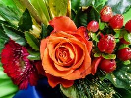 bouquet de mariée avec différentes fleurs photo