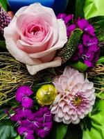 bouquet de mariée avec différentes fleurs photo