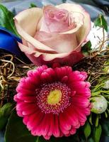 bouquet de mariée avec différentes fleurs photo