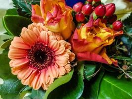 bouquet de mariée avec différentes fleurs photo