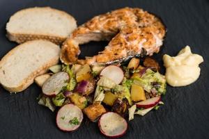 truite saumonée fraîche grillée avec salade d'herbes et d'épices