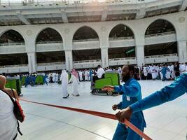 Mecque, saoudien Saoudite, août 2023 - le nettoyage Personnel est occupé nettoyage le Cour de masjid Al haram dans Mecque.. photo