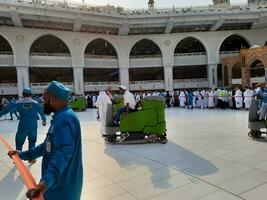 Mecque, saoudien Saoudite, août 2023 - le nettoyage Personnel est occupé nettoyage le Cour de masjid Al haram dans Mecque.. photo