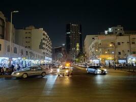 Djeddah, saoudien Saoudite, août 2023 - une magnifique nuit vue de le principale marché de balade, le commercial centre de Djeddah, saoudien Saoudite. voitures sont visible sur le route dans le nuit lumière. photo