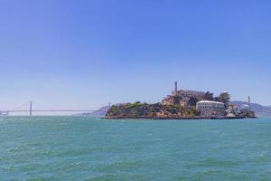 vue ensoleillée sur l'île d'alcatraz et la baie de san francisco