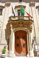 Italie, Lecce, ville à l'architecture baroque et églises et vestiges archéologiques. ancienne fenêtre baroque photo