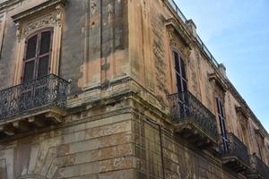 Italie, Lecce, ville à l'architecture baroque et églises et vestiges archéologiques. photo