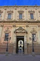 Italie, Lecce, ville à l'architecture baroque et églises et vestiges archéologiques. photo