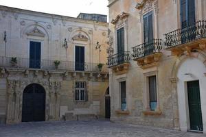 Italie, Lecce, ville à l'architecture baroque et églises et vestiges archéologiques. photo