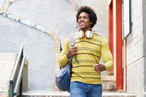 homme noir aux cheveux afro visites à grenade photo