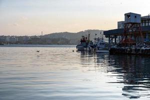 bateaux de pêche amarrés dans un village de pêcheurs en Corée photo