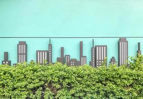cadre de ville de bâtiment moderne sur le mur vert photo