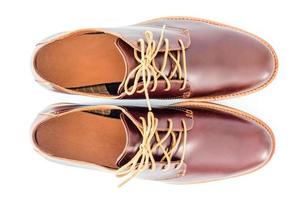 chaussures en cuir marron classiques pour hommes isolés sur fond blanc photo