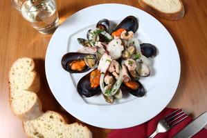 assiette de salade de fruits de mer photo