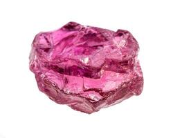 brut cristal de rhodolite pyrope grenat isolé photo