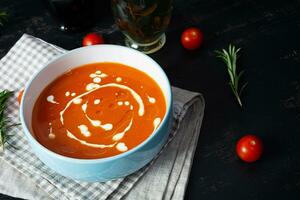 crème soupe de tomates et poivre. chaud tomate soupe dans bol photo