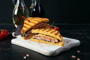 club sandwich avec jambon, tomate et fromage. grillé sandwich photo