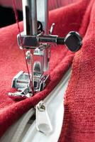 moderne couture machine presseur pied et fermeture éclair. couture processus photo