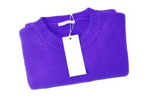 Étiquette de vêtements rectangulaire blanc blanc sur pull tricoté violet isolé sur fond blanc photo