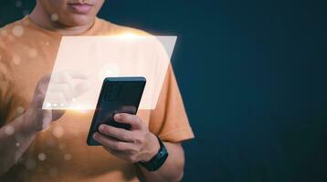 le homme en utilisant smartphone, en train de regarder vidéos et en train d'étudier en ligne cours avec le l'Internet, le concept de global Les données lien avec La technologie l'Internet, gros données, information recherche, en ligne commercialisation photo