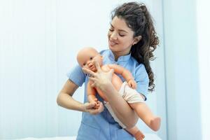 cpr praticien examiner voies aériennes passages sur bébé factice. modèle mannequin pose sur table et deux médecins entraine toi premier aide. photo