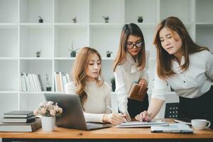 Trois diverse sérieux femme d'affaires discuter affaires projet travail ensemble dans bureau, sérieux femelle conseiller et client parlant à réunion photo