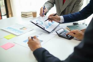 les hommes d'affaires et investisseurs assister le réunion discuter donner Conseil et consulter avec chaque autre à propos entreprises elles ou ils avoir investi dans ensemble. consultation et Conseil entre les hommes d'affaires et investisseurs. photo