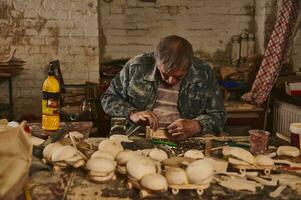 bois artiste, artisan, Charpentier dans une atelier pour le fabrication de Fait main en bois jouets. sûr écologique jouets pour les enfants photo