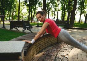 déterminé motivée hispanique âge moyen femme, athlète exercice Extérieur, Faire pousser UPS dans le ville parc photo