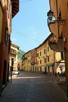 encore vie. médiéval ruelle avec divers magasins dans Canzo, Lombardie, Italie. septembre 2023 photo