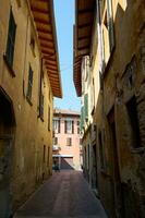 une rue scène dans Canzo, Italie, Lombardie. septembre 2023. Voyage et tourisme concept. copie un d espace. encore la vie photo