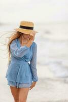 fille heureuse profiter des vacances d'été sur la plage photo
