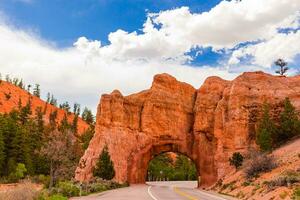 Naturel pierre cambre pont dans le rouge canyon nationale parc dans Utah, Etats-Unis photo