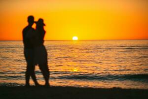 jeune couple passe du temps ensemble sur la plage. photo floue