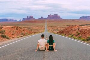 content couple sur le célèbre route à monument vallée dans Utah. incroyable vue de le monument vallée. photo