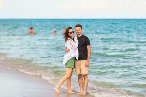 jeune couple sur la plage blanche pendant les vacances d'été. photo