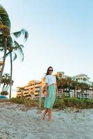 jeune femme heureuse sur la plage profite de ses vacances d'été photo