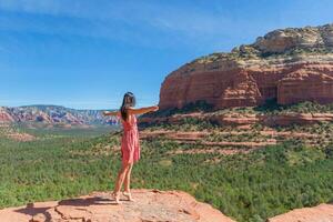 Voyage dans les diables pont piste, scénique vue panoramique paysage dans sedona, Arizona, Etats-Unis. content Jeune femme sur le célèbre Piste dans Sedona photo
